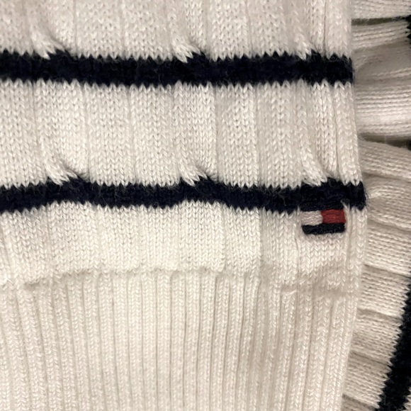 🖤🤍TOMMY HILFIGER 🤍🖤 White and black stripped v-neck sweater. Size medium. - Picture 8 of 12